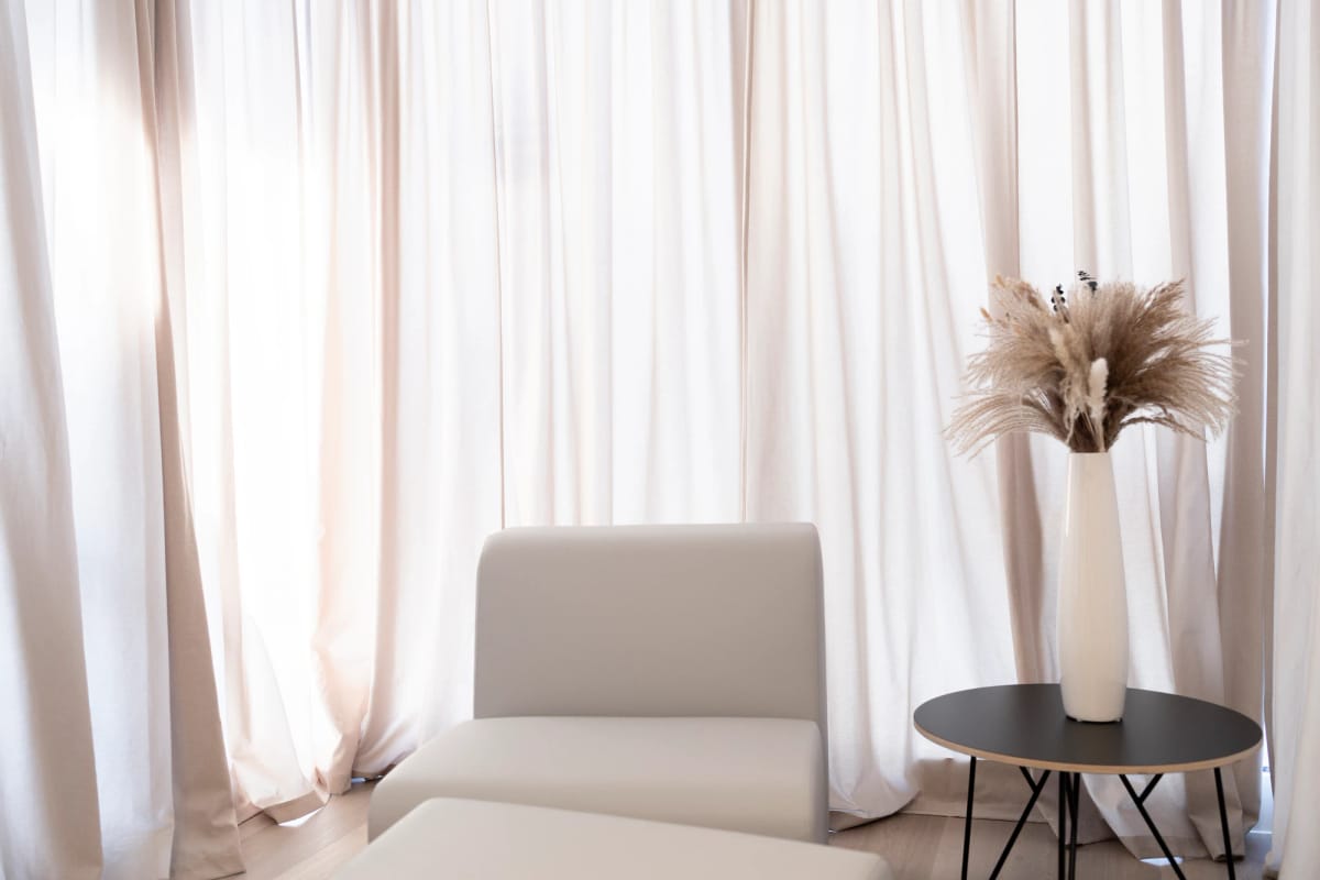 Heller Ruhebereich der Laserklinik Leimbachtal mit Relaxliege.
